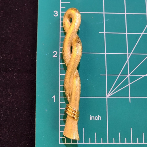 Vtg Signed Monet Gold Tone Ribbon Brooch Pin - Picture 2 of 9